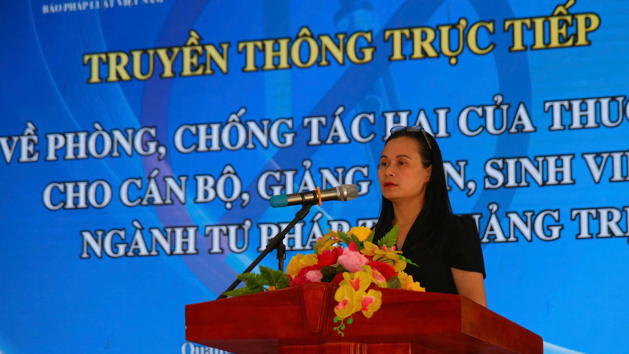 Ths Nguyễn Thị Thu Hương, chuyên gia Quỹ Phòng bệnh (Bộ Y tế), truyền thông trực tiếp về tác hại của thuốc lá và các quy định pháp luật liên quan. (Ảnh: Trần Tuyền)