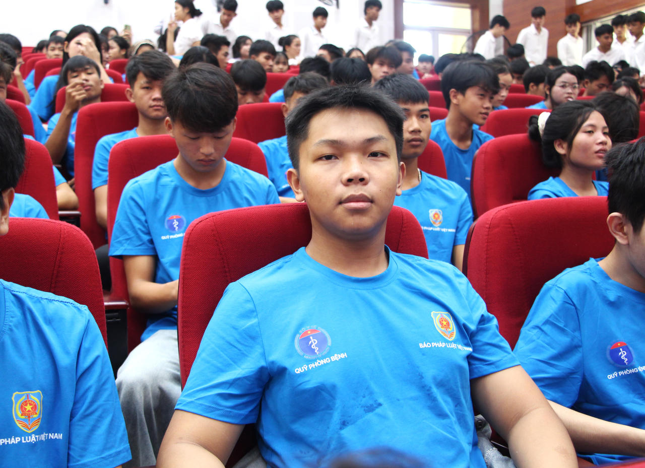 Em Dương Thế Anh, sinh viên Trường Đại học Luật TP.HCM - Phân hiệu Quảng Trị, chia sẻ tại chương trình. (Ảnh: Minh Phương)