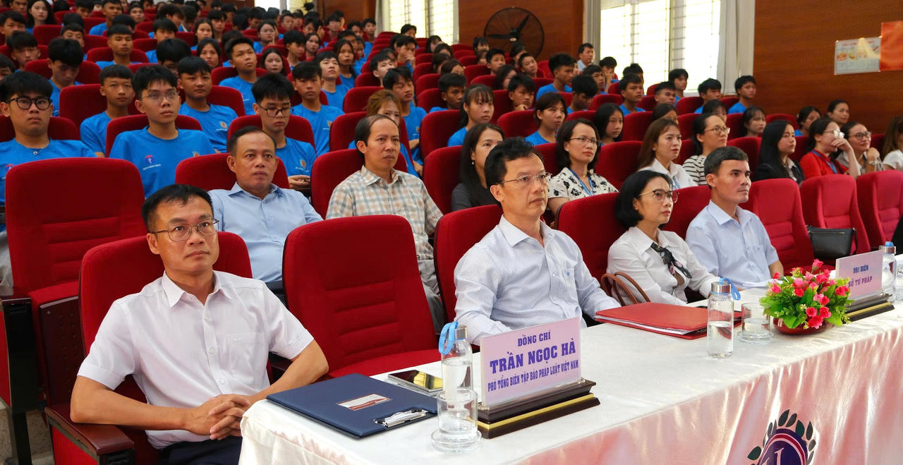 Đại biểu tham dự chương trình. (Ảnh: Trần Tuyền)