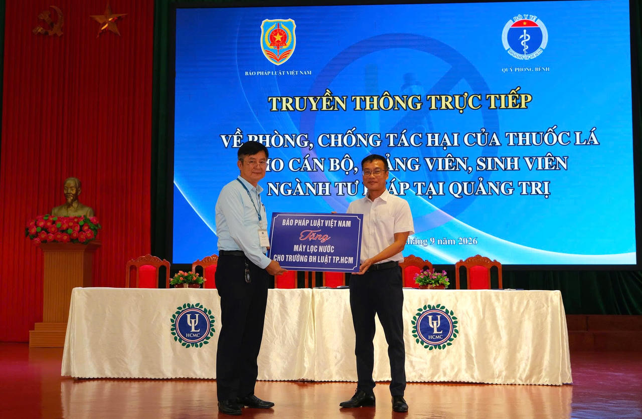 Phó Tổng Biên tập Báo Pháp luật Việt Nam Trần Ngọc Hà trao máy lọc nước cho Trường Đại học luật TP.HCM - Phân hiệu Quảng Trị. (Ảnh: Trần Tuyền)