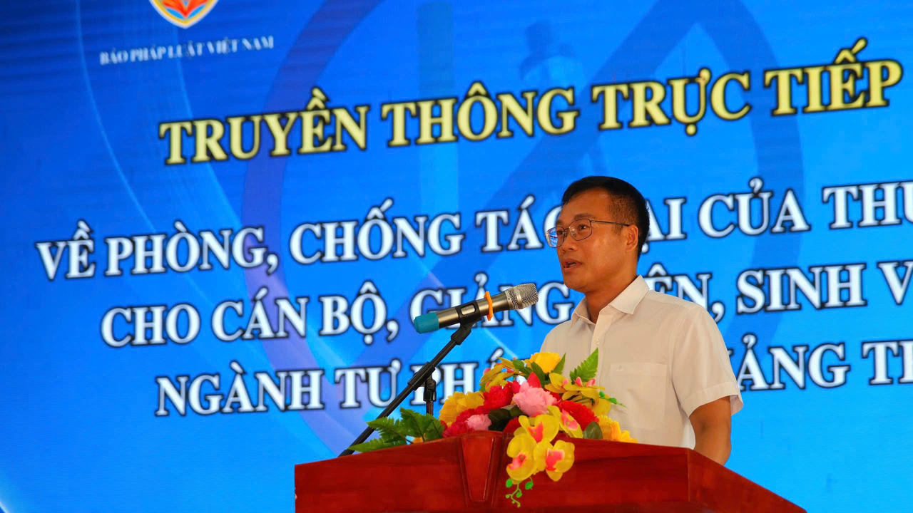 Phó Tổng Biên tập Báo Pháp luật Việt Nam Trần Ngọc Hà phát biểu khai mạc chương trình. (Ảnh Trần Tuyền)
