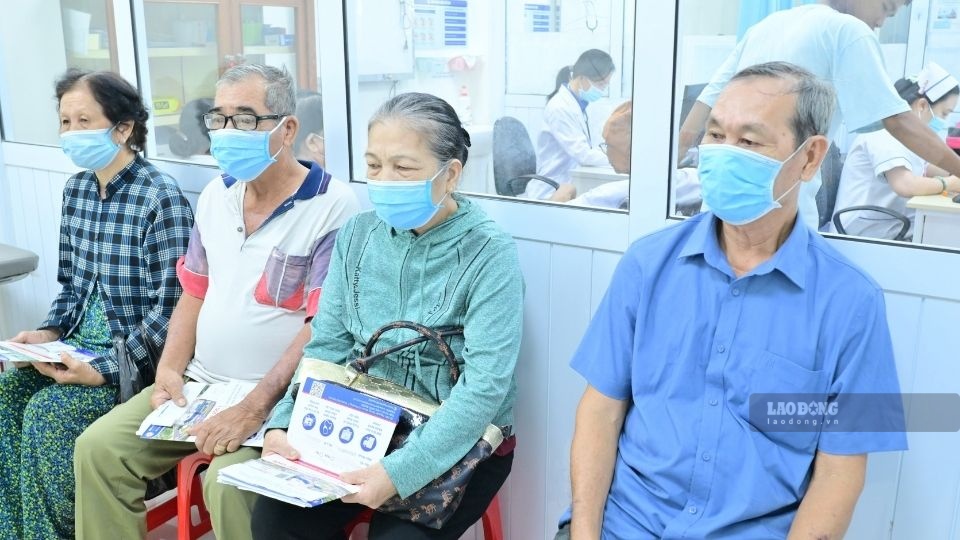 Già hóa dân số đặt ra yêu cầu tăng cường chăm sóc sức khỏe người cao tuổi ngay từ tuyến cơ sở. Ảnh chụp ngày 30.9.2026 tại Bệnh viện Đa khoa Trà Vinh. Ảnh: Hoàng Lộc
