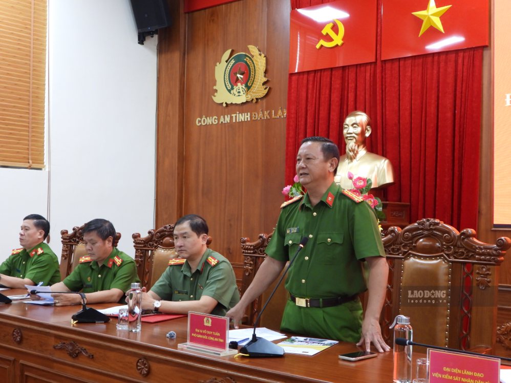 Đại tá Võ Duy Tuấn - Phó Giám đốc Công an tỉnh Đắk Lắk thông tin trong buổi họp báo. Ảnh: Bảo Trung