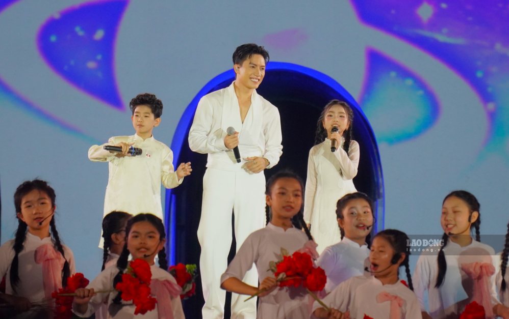 Ca sĩ Anh Tú thể hiện 2 ca khúc khép lại chương trình bế mạc. Ảnh: Minh Vũ