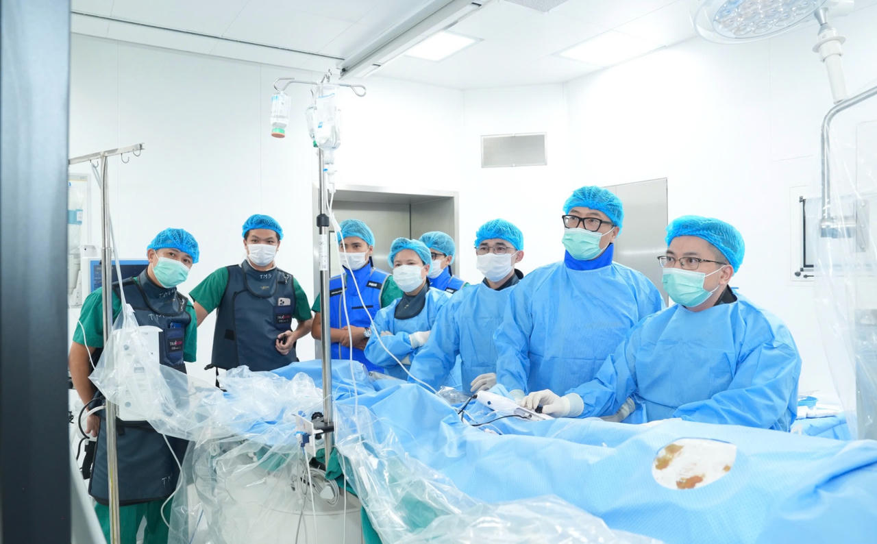 Các bác sĩ thực hiện kỹ thuật can thiệp tim mạch tại Bệnh viện Bạch Mai cơ sở Ninh Bình. Ảnh: Thành Dương.