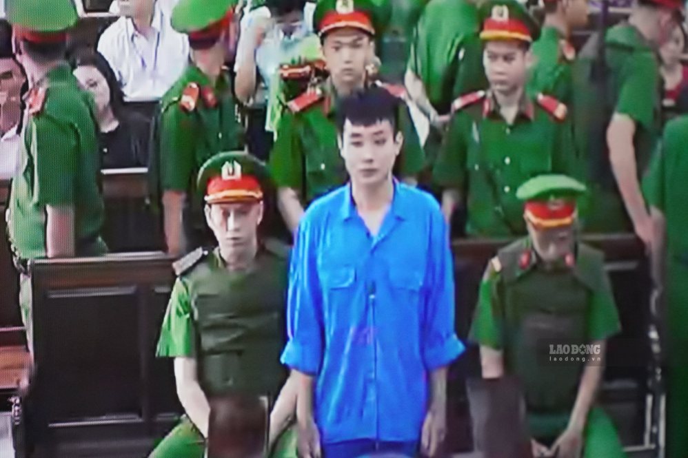 Bị cáo Nguyễn Đức Anh nghe tuyên án. Ảnh: HAC