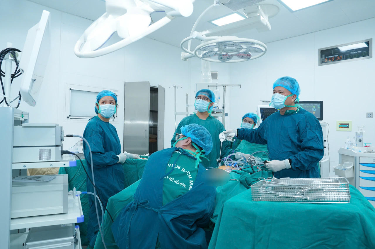 Ekip phẫu thuật nội soi trong sản khoa cho người bệnh tại cơ sở Ninh Bình.  Ảnh: Thành Dương.