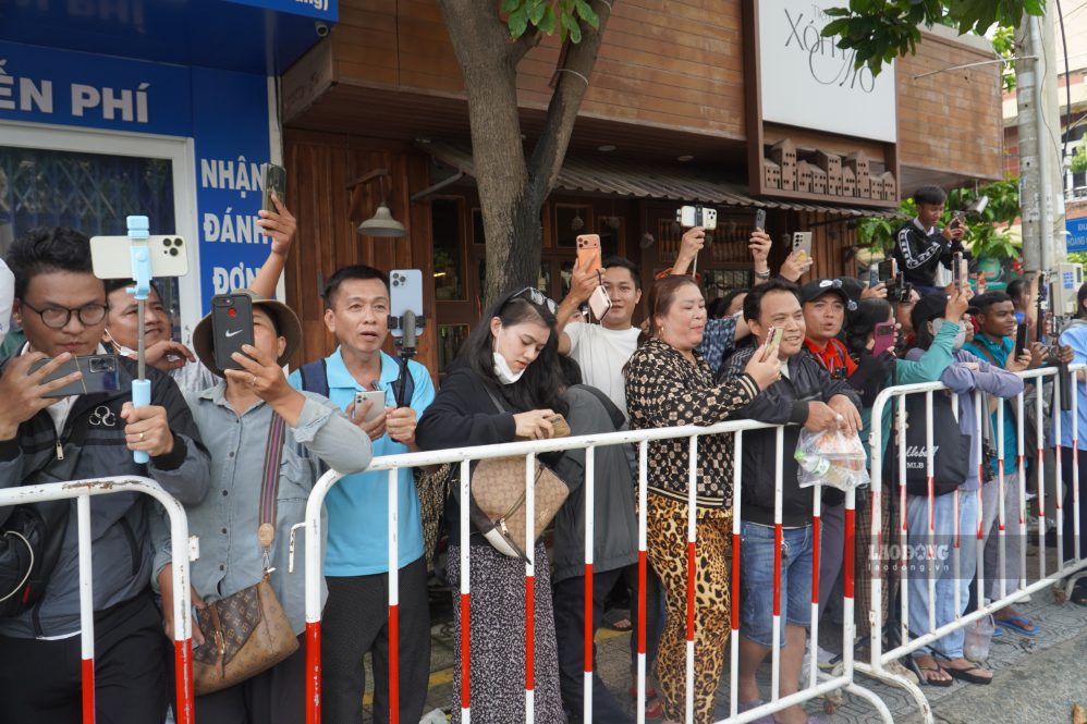 Rất đông người dân chứng kiến phiên xét xử ngày 6.10. Ảnh: HAC