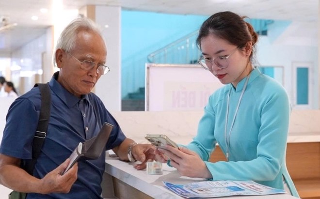 Người dân có thể đăng ký khám bệnh từ xa và tra cứu kết quả trên điện thoại
