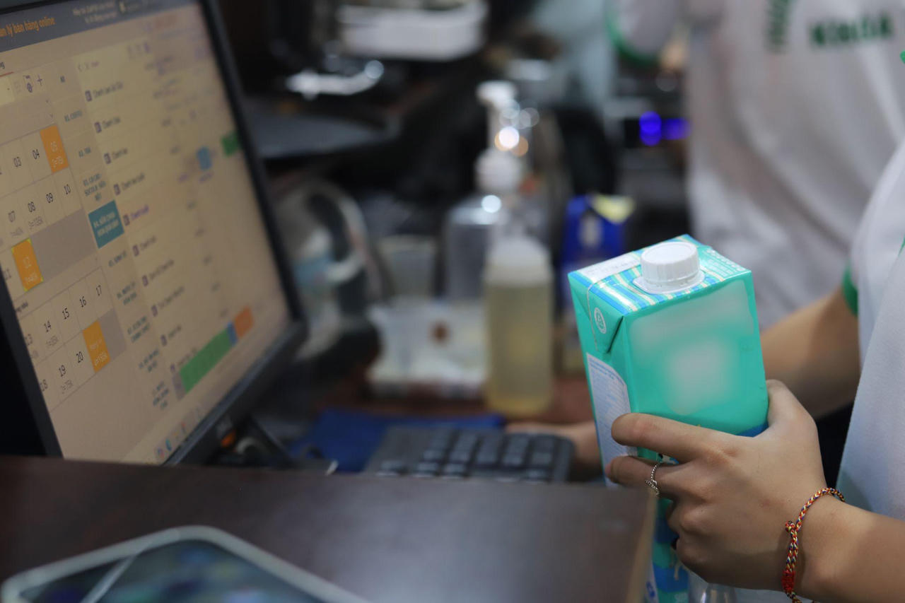 Nhiều sinh viên làm part-time phải ôm đồm cùng lúc nhiều vị trí, từ pha chế đến thanh toán hóa đơn, nhưng thù lao nhận về hoàn toàn không tương xứng với áp lực công việc. Ảnh minh họa.