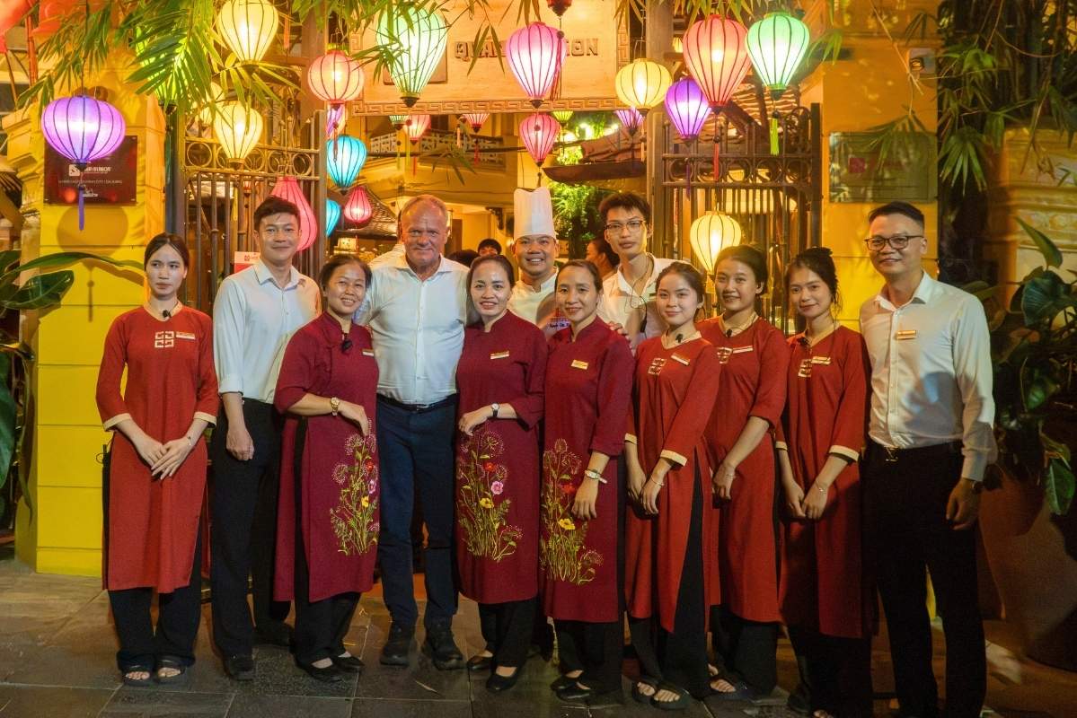 Thủ tướng Ba Lan thưởng thức rau muống xào tỏi, uống bia Hà Nội