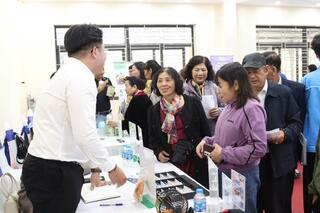 <a href="/lao-dong" title="Lao động" rel="dofollow">Lao động</a>