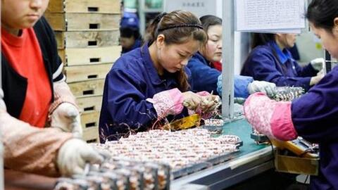 Tái thiết đời sống người lao động hậu COVID-19: Cần cân nhắc thời điểm tăng thuế