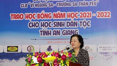 Trao học bổng Vừ A Dính cho học sinh có hoàn cảnh khó khăn tại An Giang