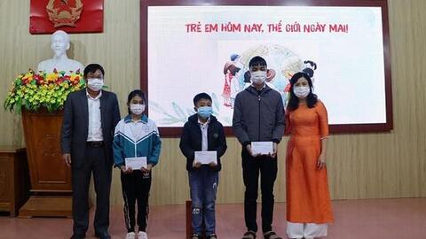 Điện lực Quảng Bình nhận đỡ đầu 5 trẻ em mồ côi có hoàn cảnh khó khăn