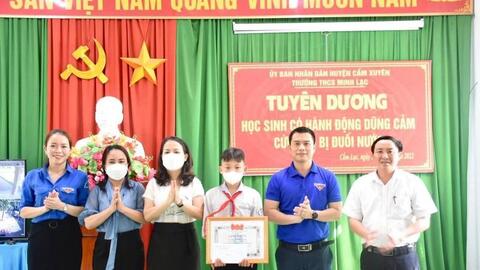 Trao Bằng khen cho một học sinh lớp 8 dũng cảm cứu 2 em bị đuối nước