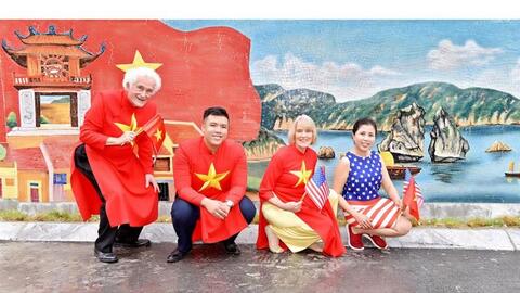 Tôn vinh di sản thiên nhiên văn hóa trong tranh gốm Việt Mỹ