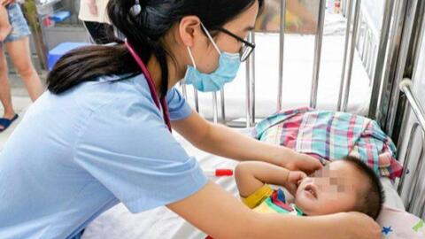 Cảnh báo 3 triệu chứng trở nặng bệnh tay chân miệng