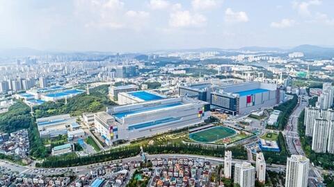 Bất chấp suy thoái, Samsung Electronics tăng sản lượng chip tại nhà máy lớn nhất trong năm 2023
