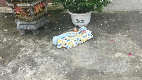 Bé gái sơ sinh bị bỏ rơi trước cổng nhà đôi vợ chồng hiếm muộn nhiều năm