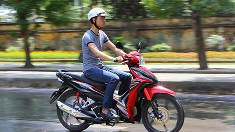 Mẹo hay giúp tiết kiệm xăng khi đi xe máy, không biết quá phí