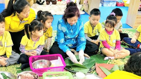 Trẻ mầm non tìm hiểu Tết cổ truyền trong “Ngày hội gói bánh chưng”