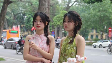 Mặc cái rét “thấu xương”, giới trẻ Hà thành vẫn diện áo dài check-in