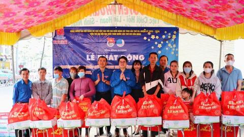 Chia sẻ yêu thương với người dân về quê đón Tết