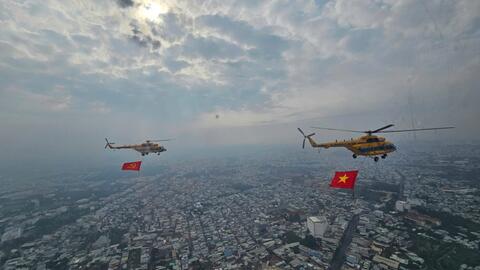 Trực thăng treo cờ cùng Su-30MK, Yak-130 diễn tập bay qua trung tâm TPHCM