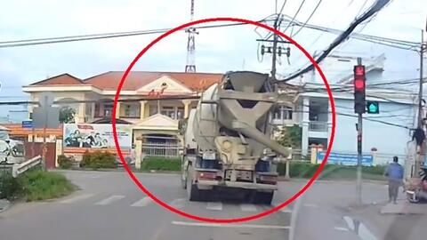 CSGT TPHCM xử phạt tài xế xe bồn vượt đèn đỏ ở xã Bình Mỹ