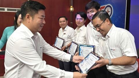 10 kỹ sư điện được cấp chứng chỉ quốc tế về kiểm tra nhiệt độ bằng camera nhiệt