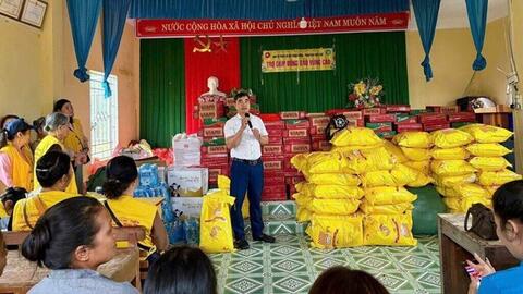 Trao 200 suất quà hỗ trợ người dân bị thiệt hại do giông lốc ở Lào Cai