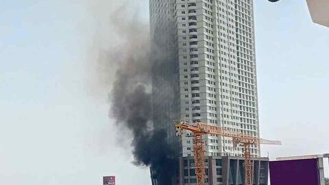 Cháy xe khách giữa trung tâm Nha Trang, cột khói đen bốc cao nghi ngút