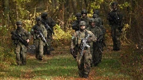 Đức yêu cầu nam giới phải xin phép quân đội nếu ra nước ngoài trên 3 tháng