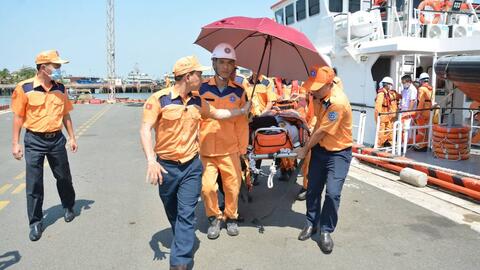 Hỗ trợ đưa thuyền viên nước ngoài gặp nạn vào bờ cấp cứu