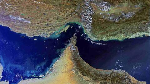 Mỹ bắn thủng phòng máy, bắt giữ tàu Iran vượt phong tỏa Hormuz