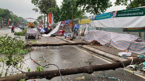 Gian hàng tại một sự kiện của Lễ hội Đền Hùng bị đổ sau mưa lớn