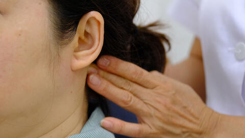 Đau cổ vai gáy gia tăng mùa nắng nóng, bác sĩ cảnh báo thói quen làm mát sai cách