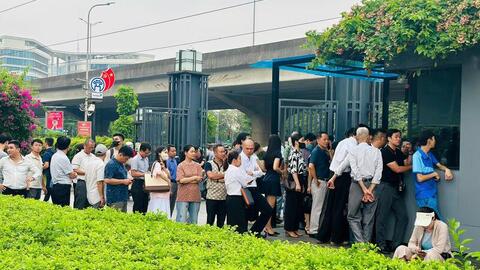 Chùm ảnh: Người dân xếp hàng chờ 'sở thị' Quy hoạch tổng thể Thủ đô