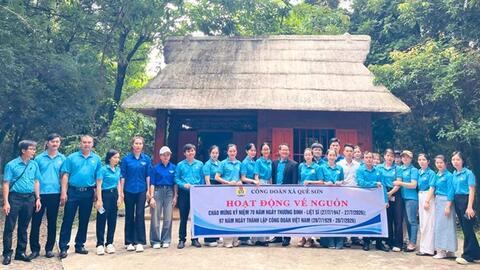 Công đoàn xã Quế Sơn, Đà Nẵng trao tặng quà cho các gia đình chính sách
