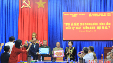 Gia Lai: Trao 100 suất quà tri ân gia đình chính sách nhân dịp 27/7