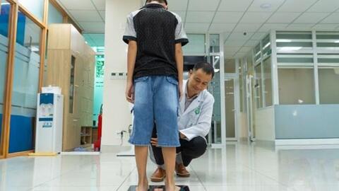 Từ dáng đi kỳ lạ của con, phụ huynh phát hiện bất thường ít ngờ tới