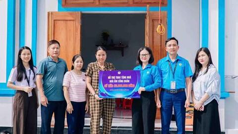 Trao hỗ trợ "Mái ấm Công đoàn" cho đoàn viên có hoàn cảnh khó khăn tại Nghệ An