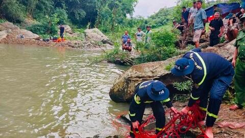 Tìm kiếm cháu bé mất tích tại đập tràn ở Thanh Hóa