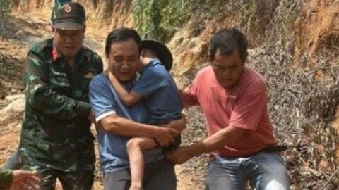 Xúc động cháu bé đi lạc xuyên rừng, chú chó nhà nuôi theo sát bên cạnh bảo vệ
