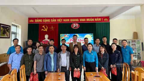 Công đoàn Nghĩa Lộ mang Trung thu ấm áp đến con đoàn viên