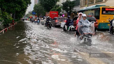 TPHCM và Nam Bộ: Sáng hửng nắng, chiều có mưa lớn trên 100 mm/giờ