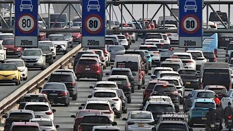 Cầu Nhật Tân ngày đầu tuần, dòng xe nối dài đi chậm ở cả 2 chiều