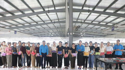 Công đoàn Nghĩa Lộ trao tặng 20 bộ áo dài cho nữ công nhân khó khăn