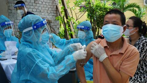 TP Hồ Chí Minh vận động tiêm vaccine 100% cho nhóm nguy cơ